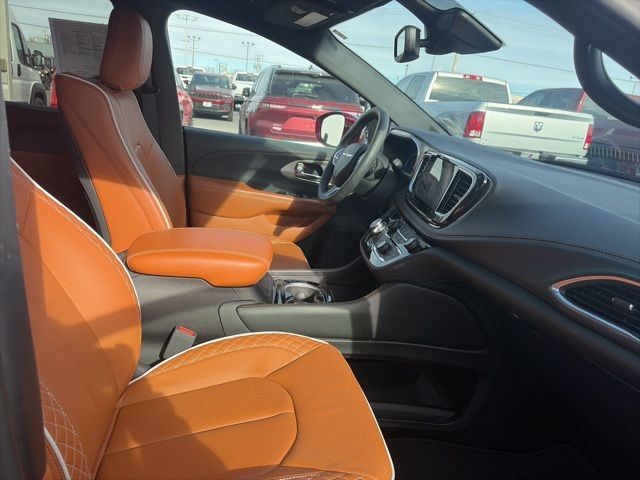 Used 2024 Chrysler Pacifica Pinnacle FWD image 12