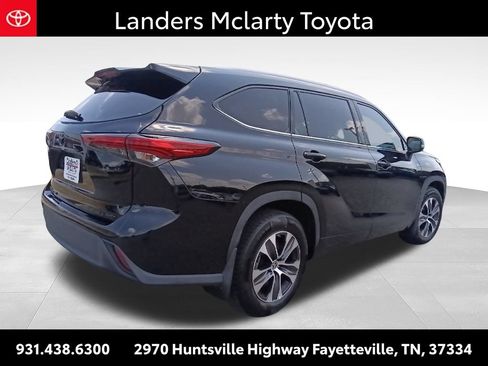 Used 2022 Toyota Highlander XLE AWD/4WD image 3