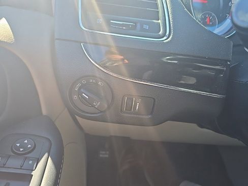 Used 2018 Dodge Grand Caravan SXT image 12