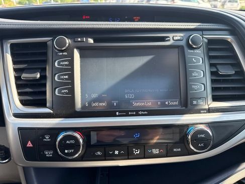 Used 2018 Toyota Highlander XLE AWD/4WD image 14