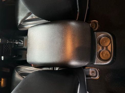 Used 2018 Jeep Wrangler Unlimited Sahara image 29