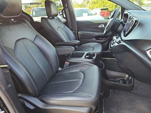 Used 2025 Chrysler Pacifica Select FWD image 10