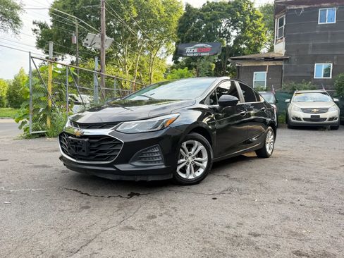 Used 2019 Chevrolet Cruze LT FWD image 2