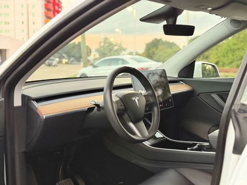 Used 2020 Tesla Model Y Long Range image 32