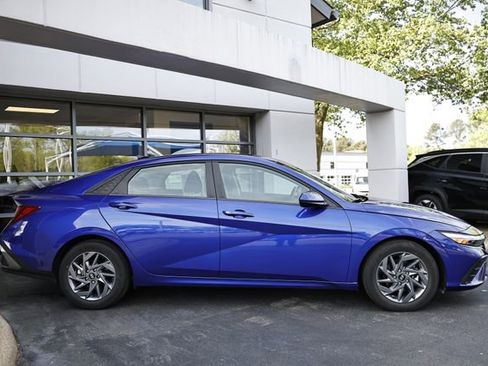 Used 2024 Hyundai Elantra SEL FWD image 4