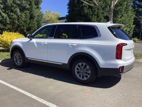 Used 2025 Kia Telluride LX FWD image 8