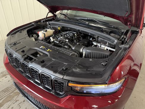 Used 2025 Jeep Grand Cherokee Altitude AWD/4WD image 17