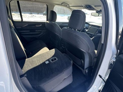 Used 2024 Jeep Grand Cherokee Laredo image 14