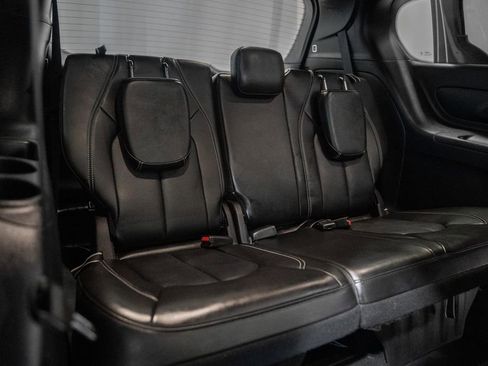 Used 2025 Chrysler Pacifica Select FWD image 36