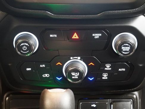 Used 2020 Jeep Renegade Latitude w/ Cold Weather Group image 19