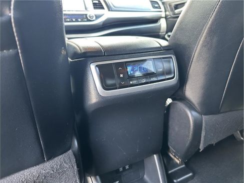 Used 2019 Toyota Highlander SE AWD/4WD image 18
