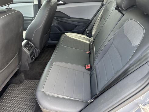 Used 2023 Volkswagen Taos SE w/ Panoramic Sunroof Package FWD image 6