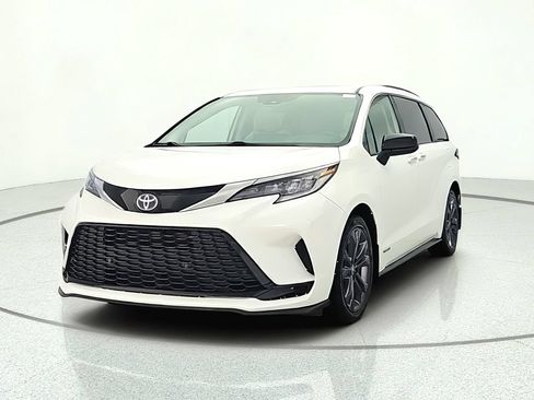 Used 2021 Toyota Sienna XSE FWD image 2