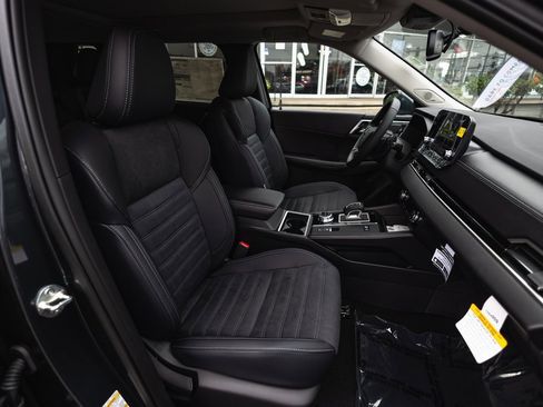 New 2025 Mitsubishi Outlander SE image 27