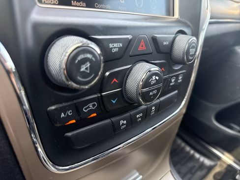 Used 2014 Jeep Grand Cherokee Limited w/ Luxury Group II AWD/4WD image 25