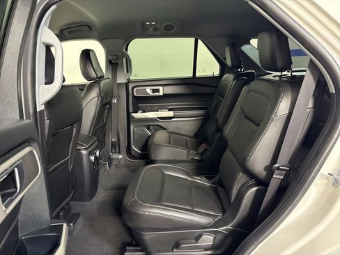 Used 2022 Ford Explorer XLT w/ Equipment Group 202A image 16
