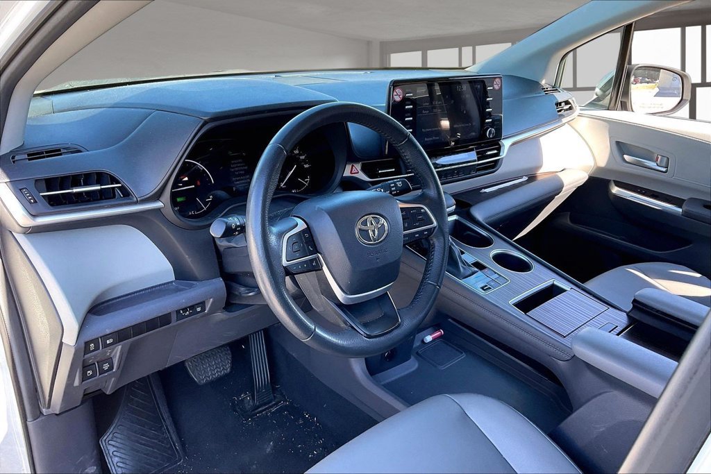 Used 2024 Toyota Sienna XLE FWD image 15