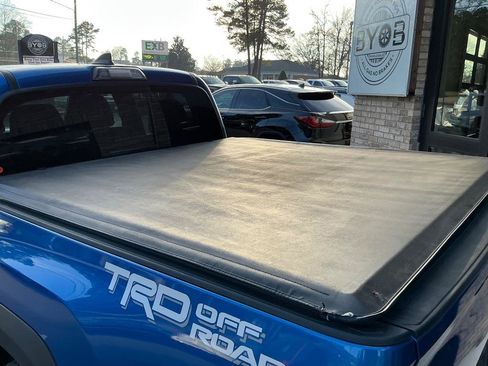 Used 2017 Toyota Tacoma TRD Off-Road w/ Premium & Technology Package image 5