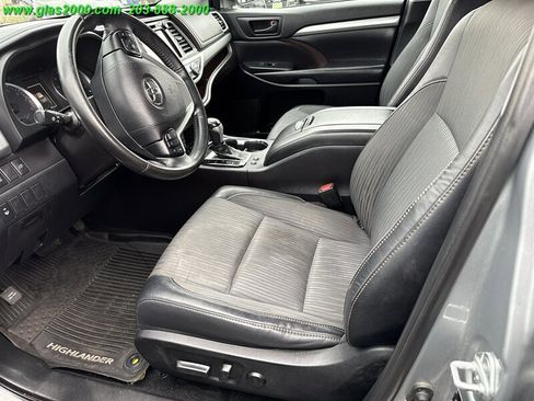 Used 2019 Toyota Highlander LE image 3