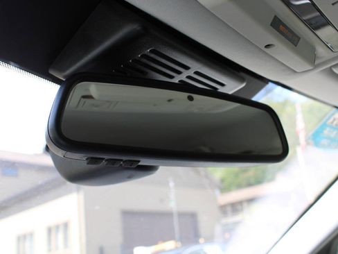 Used 2017 Land Rover Discovery Sport SE image 25