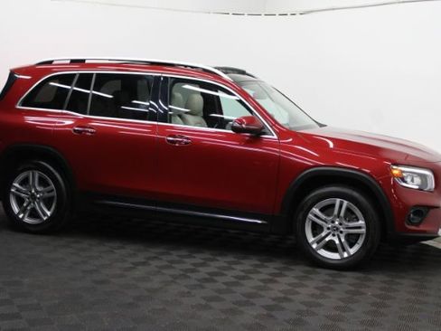 Used 2021 Mercedes-Benz GLB 250 4MATIC w/ Premium Package image 3