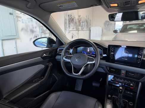 Used 2025 Volkswagen Jetta SE image 33