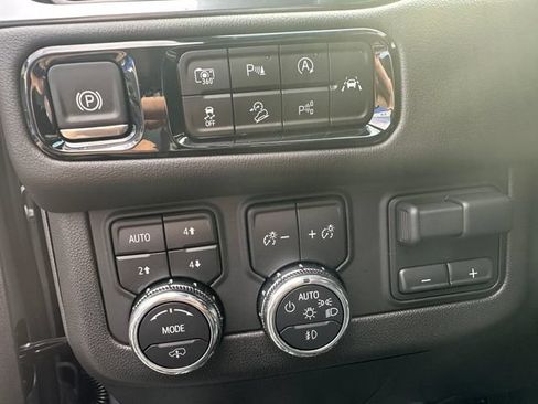 Used 2025 GMC Yukon AT4 w/ AT4 Premium Plus Package AWD/4WD image 9