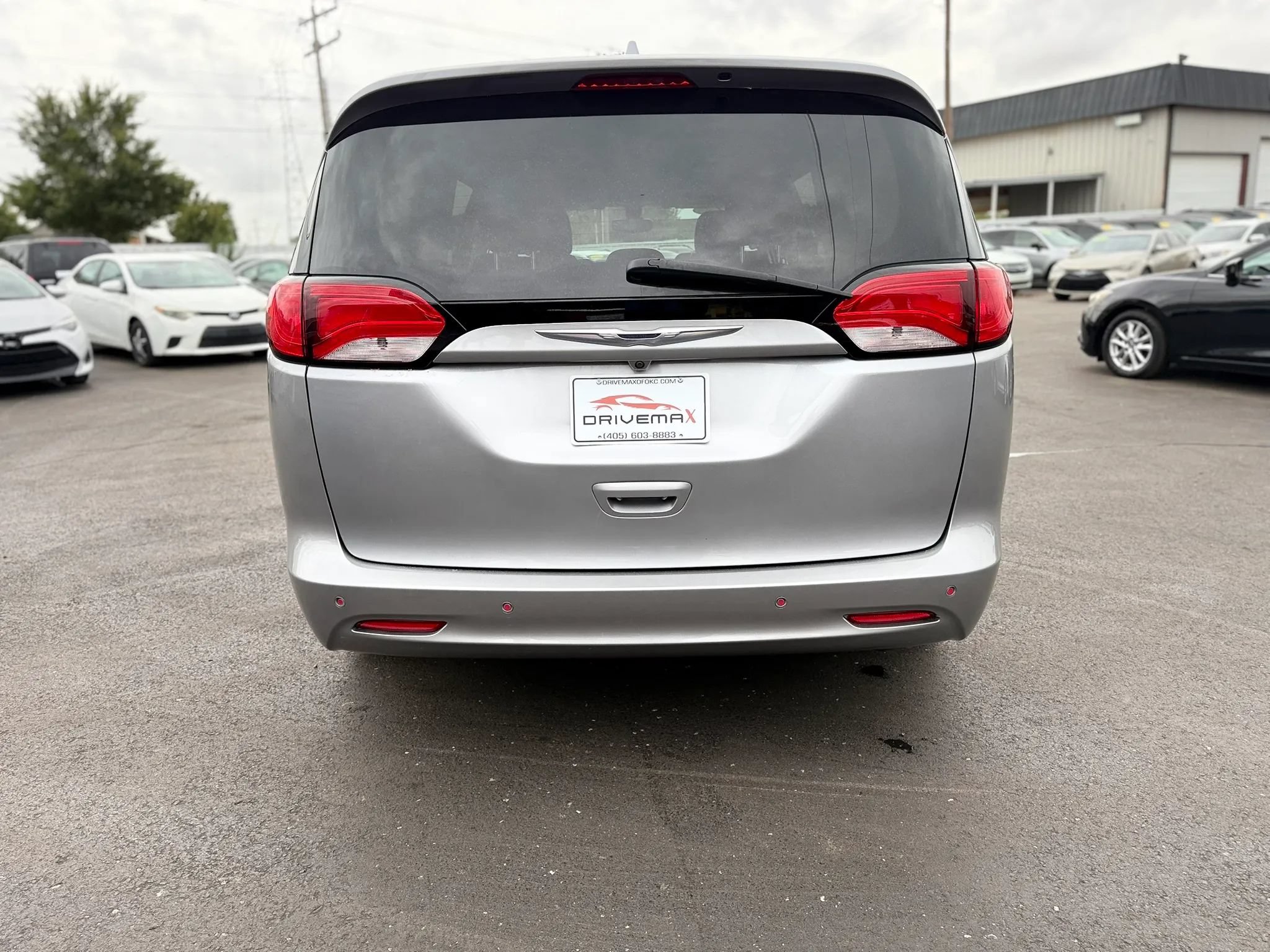 Used 2017 Chrysler Pacifica LX w/ Tire & Wheel Group FWD image 4