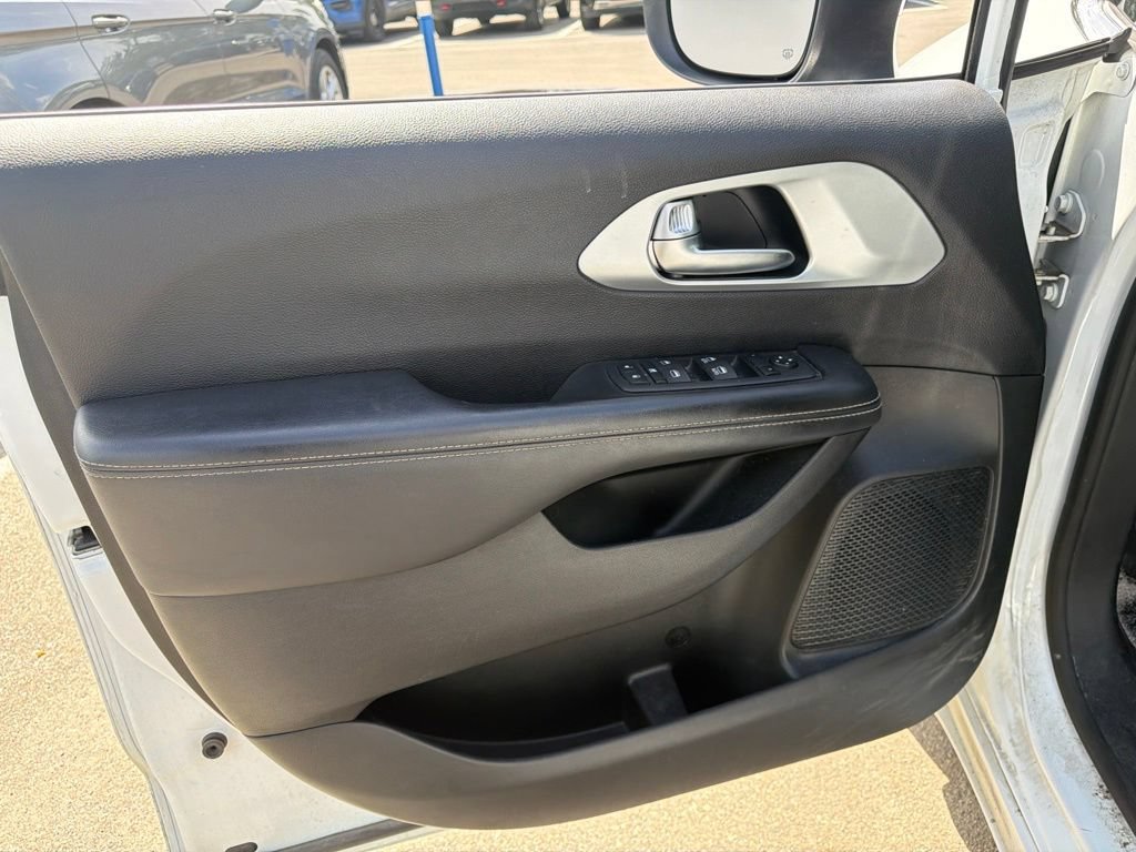 Used 2023 Chrysler Pacifica Touring FWD image 12