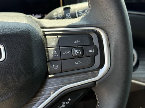 Used 2024 Jeep Wagoneer Series II w/ Flexible Seating Group image 17