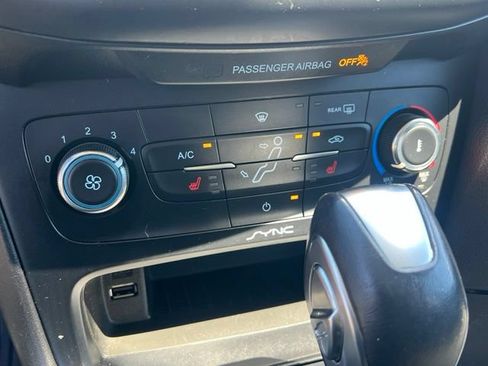 Used 2016 Ford Focus SE w/ SE Cold Weather Package FWD image 27