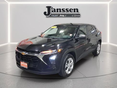 Used 2024 Chevrolet Trax LS w/ Driver Confidence Package image 1