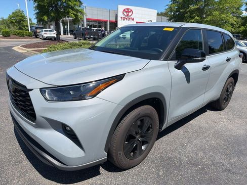 Used 2024 Toyota Highlander LE FWD image 1