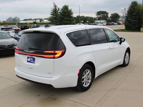 Used 2025 Chrysler Pacifica Select FWD image 5