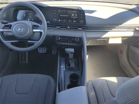 Used 2025 Hyundai Elantra Sport image 13