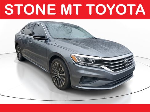 Used 2022 Volkswagen Passat 2.0T image 1