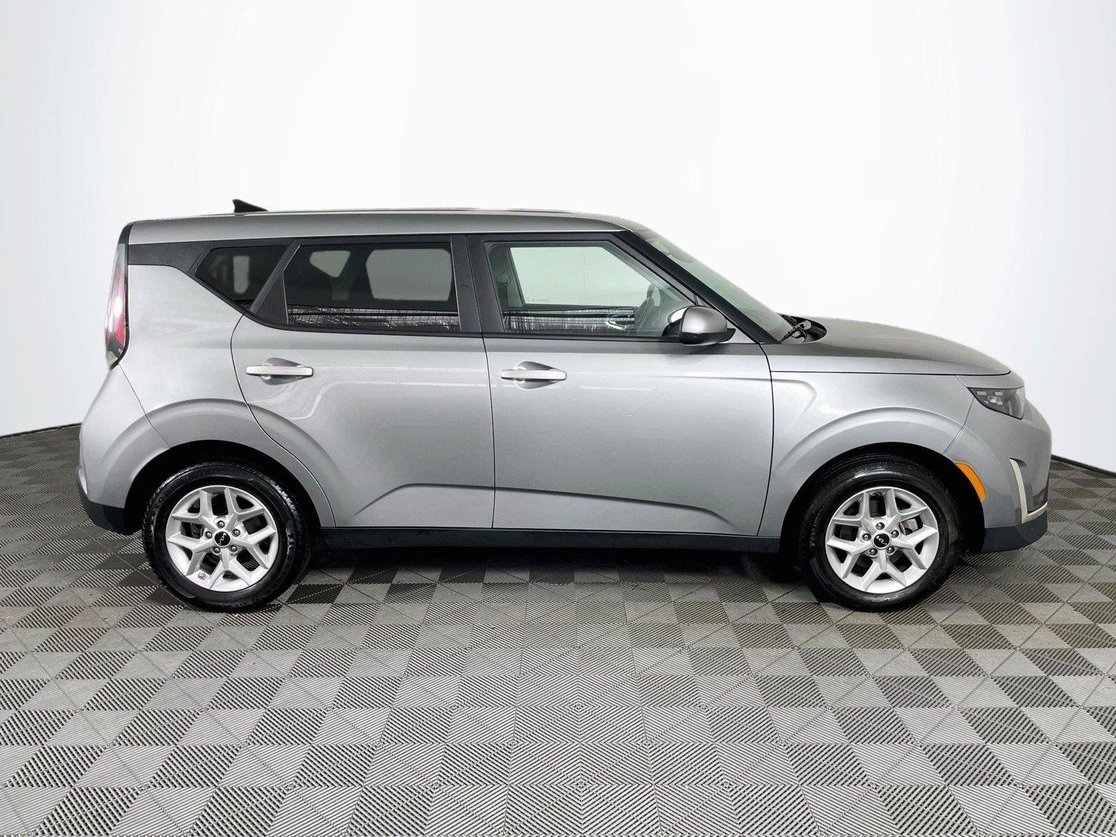 Certified 2025 Kia Soul LX w/ LX Technology Package FWD image 11