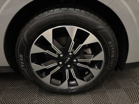 Used 2024 Kia Carnival EX FWD image 24