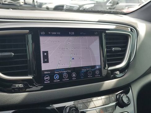 Used 2020 Chrysler Pacifica Touring-L Plus FWD image 17
