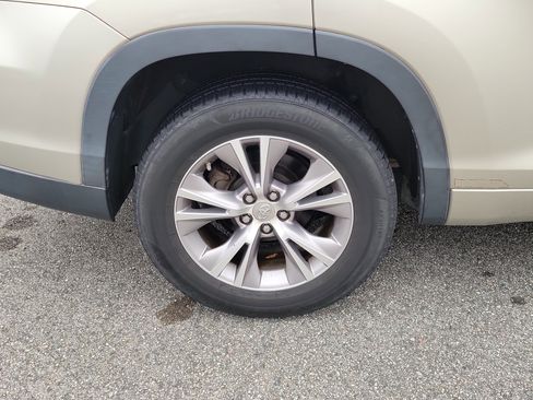 Used 2014 Toyota Highlander XLE image 16