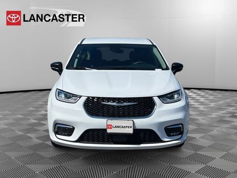 Used 2024 Chrysler Pacifica Touring-L image 2