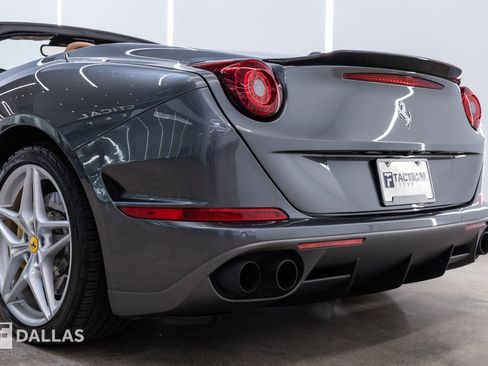 Used 2017 Ferrari California T RWD image 11