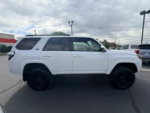 Used 2018 Toyota 4Runner SR5 AWD/4WD image 2