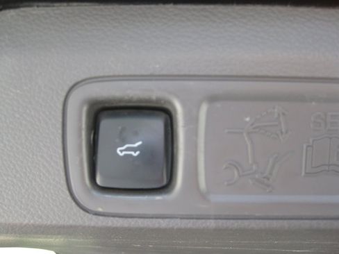 Used 2018 Ford Expedition XLT w/ Equipment Group 202A AWD/4WD image 32