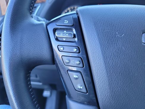 Used 2023 Nissan Armada SL w/ Captain's Chairs Package image 22