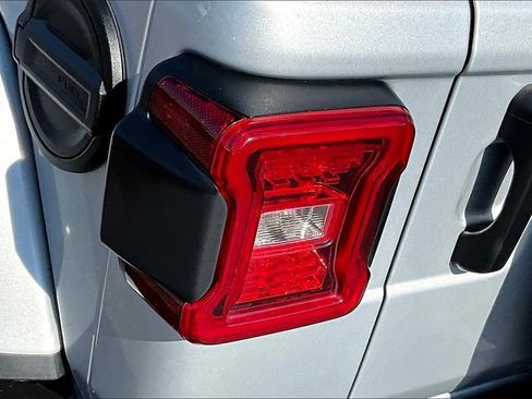 Used 2024 Jeep Wrangler Sahara image 30