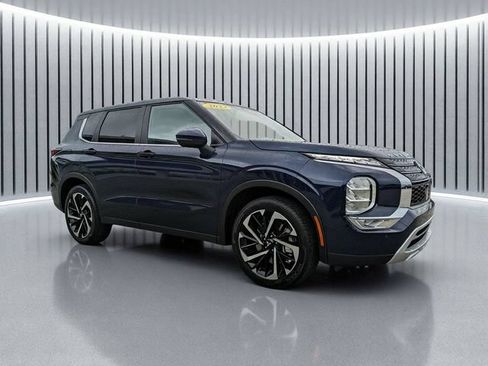 Used 2023 Mitsubishi Outlander SE FWD image 2