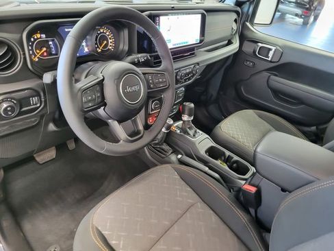 Used 2025 Jeep Gladiator Mojave w/ Safety Group image 15