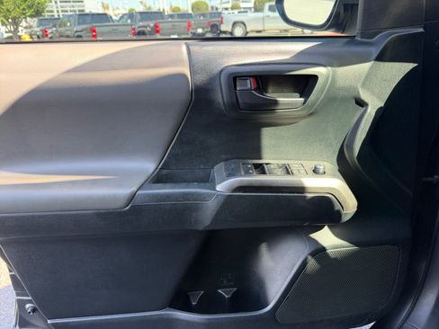 Used 2016 Toyota Tacoma SR5 w/ SR5 Appearance Package (SN) RWD image 13