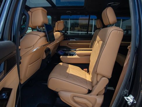 Used 2025 Jeep Grand Wagoneer L Series III w/ Rear Seat Video Group 1 AWD/4WD image 8